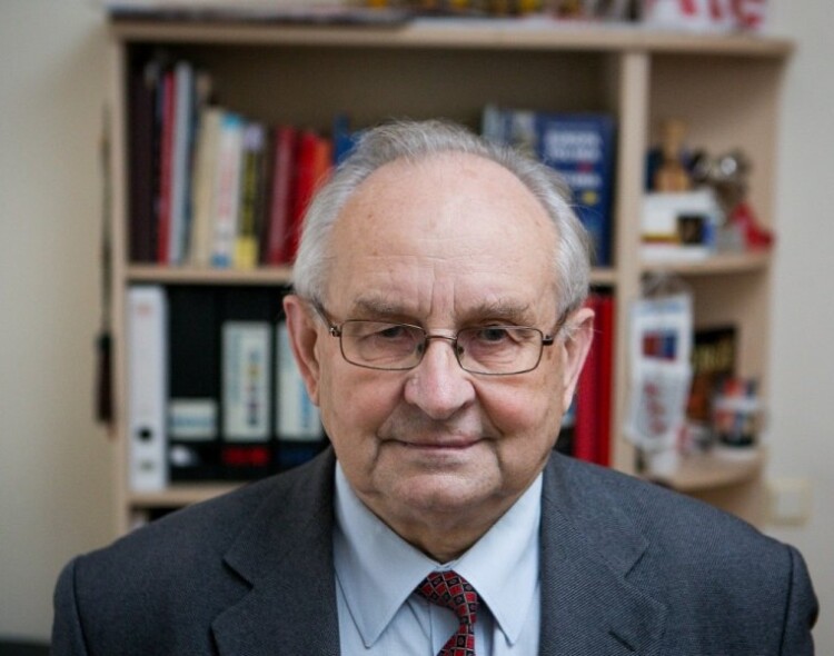 Garbingą 80 - mečio jubiliejų šventė Lietuvos socialdemokratų partijos garbės narys DOBILAS KIRVELIS.